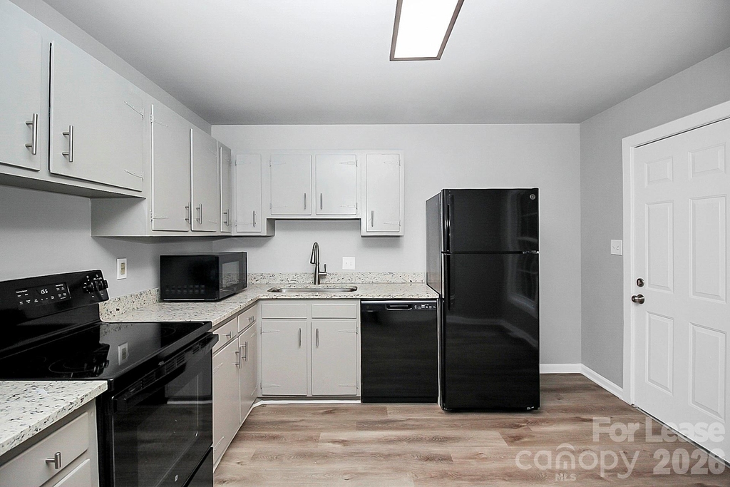 2310 Eastview Circle - Photo 8