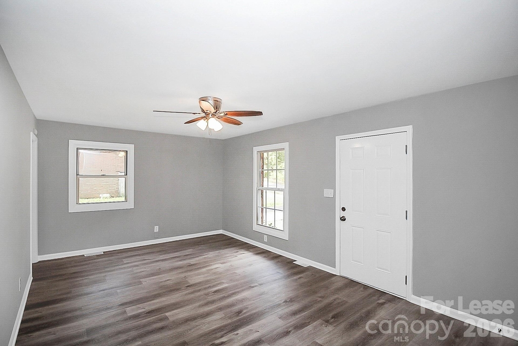 2310 Eastview Circle - Photo 3