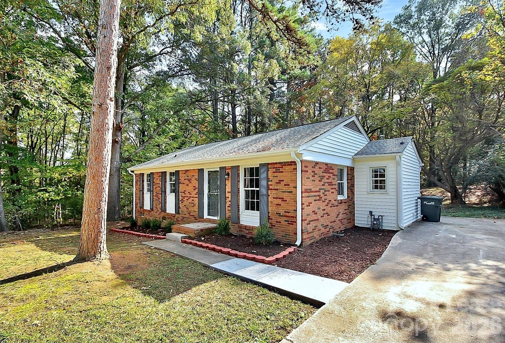 2310 Eastview Circle - Photo 1