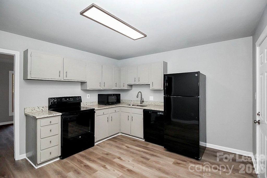 2310 Eastview Circle - Photo 9