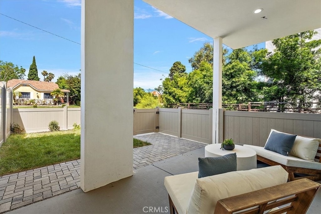 642 E Fairview Boulevard - Photo 2