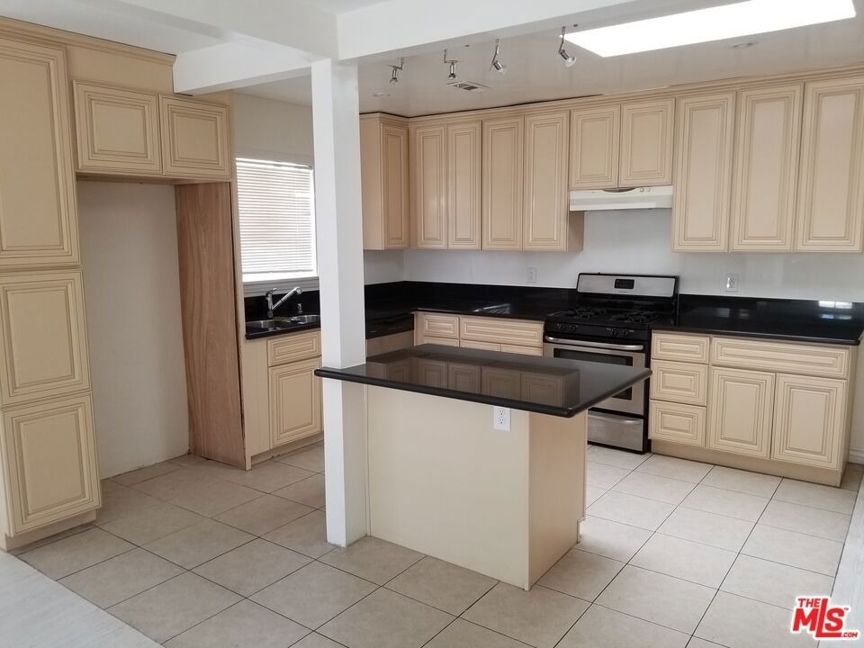 11059 Califa Street - Photo 10
