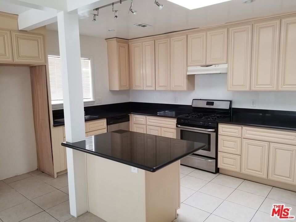 11059 Califa Street - Photo 1