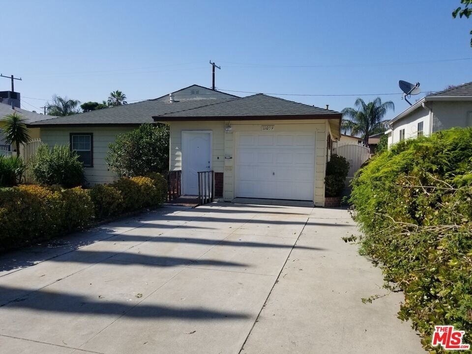 11059 Califa Street - Photo 0