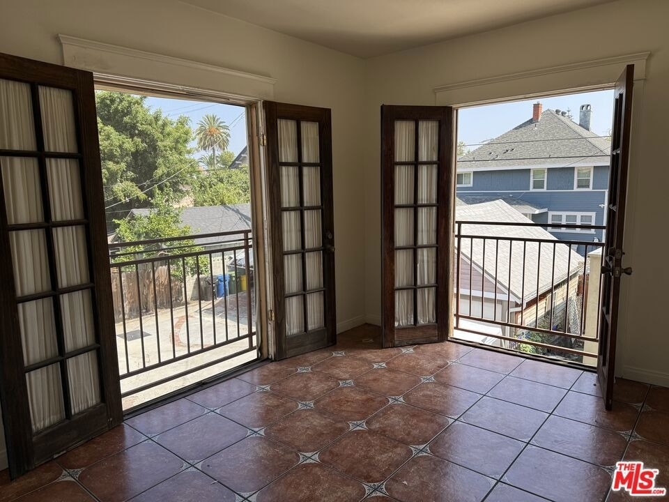 2646 Kenwood Ave - Photo 13
