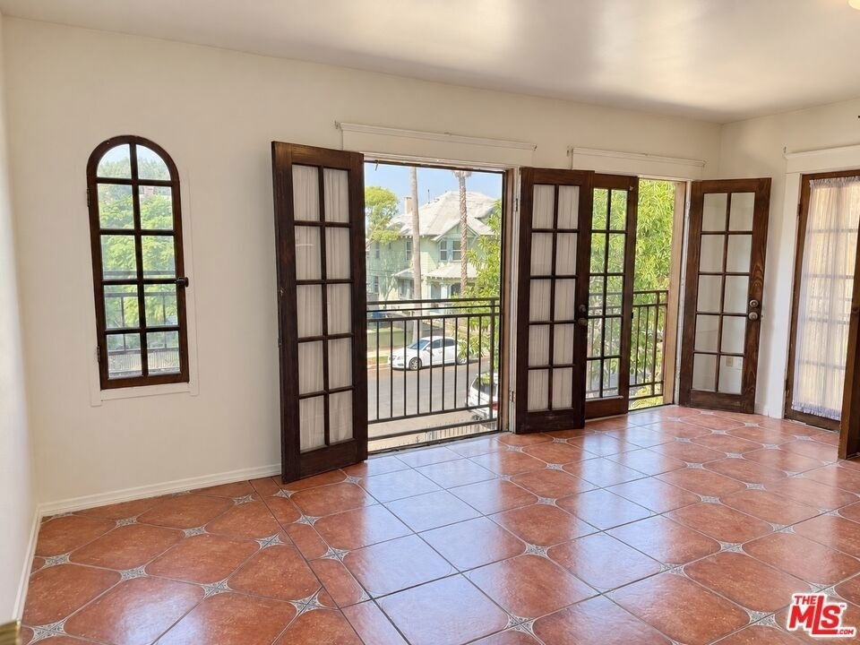 2646 Kenwood Ave - Photo 1