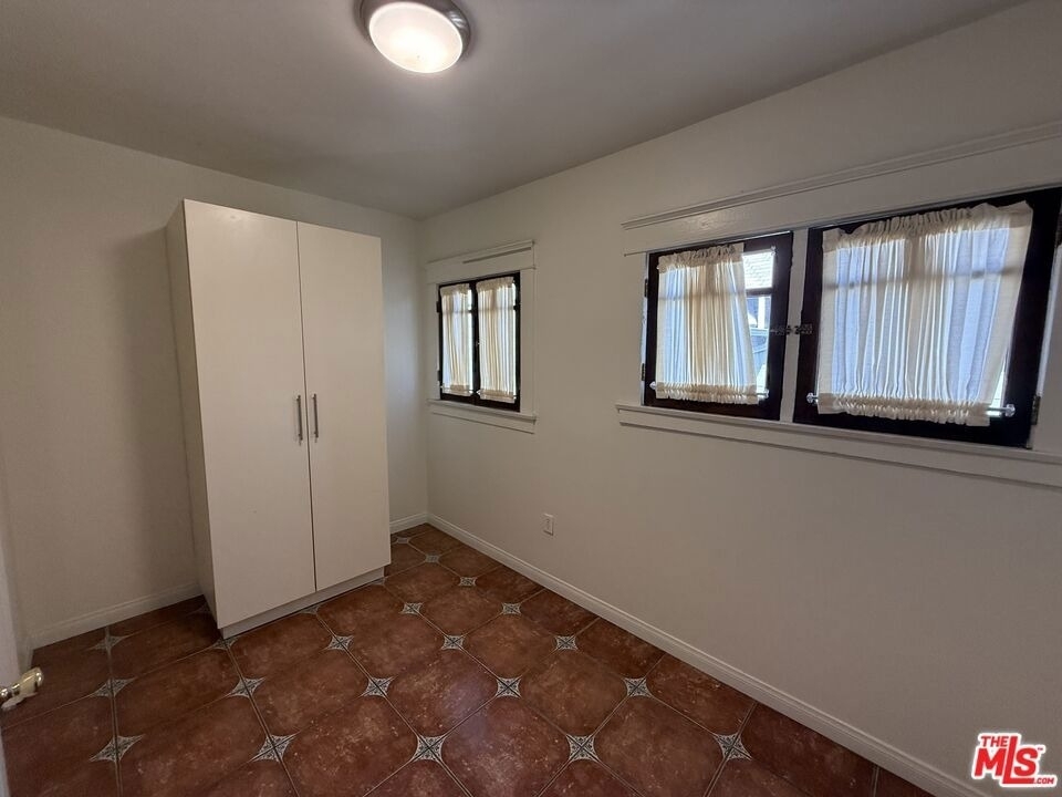 2646 Kenwood Ave - Photo 10