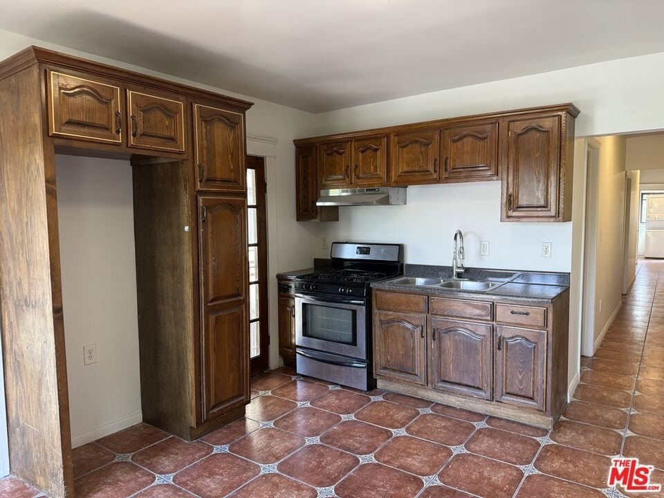 2646 Kenwood Ave - Photo 6