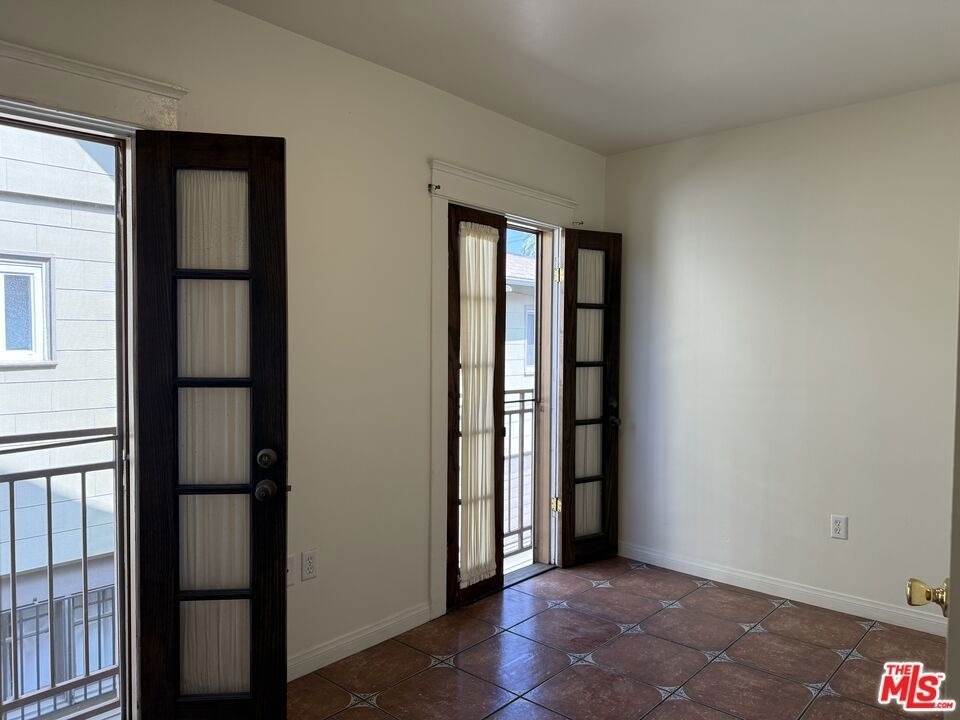 2646 Kenwood Ave - Photo 8