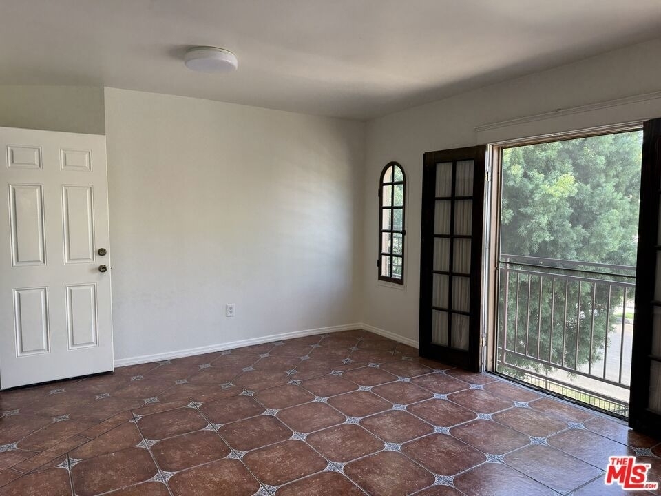 2646 Kenwood Ave - Photo 3