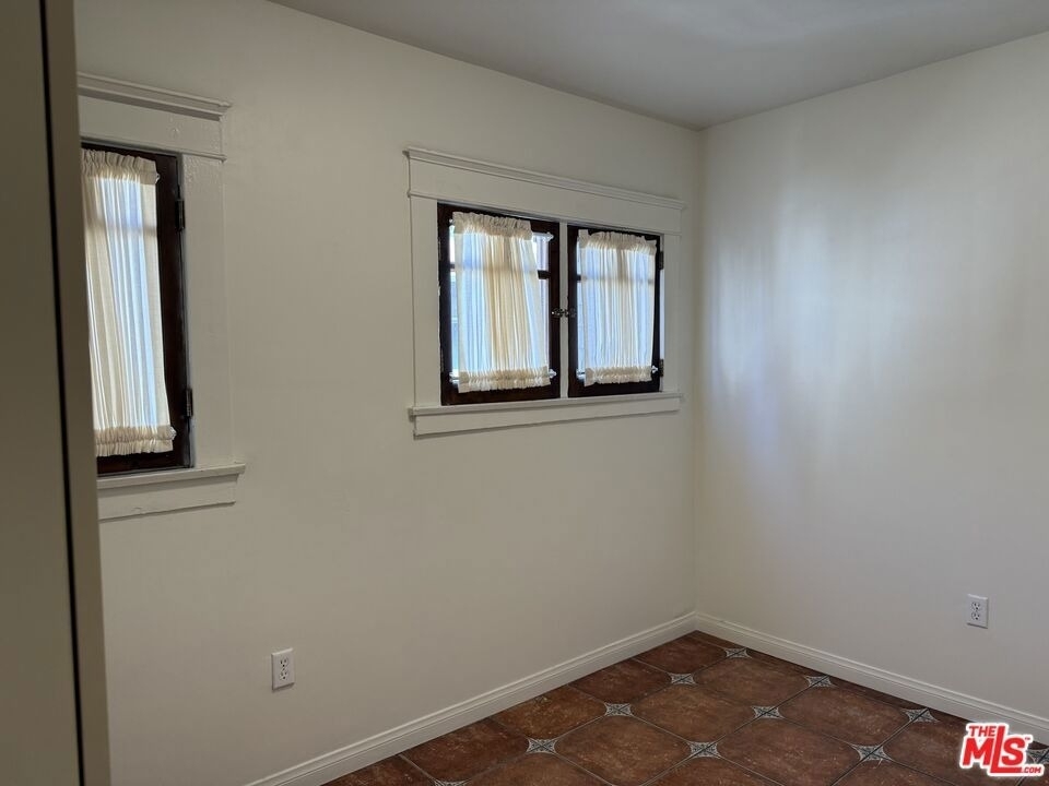 2646 Kenwood Ave - Photo 9