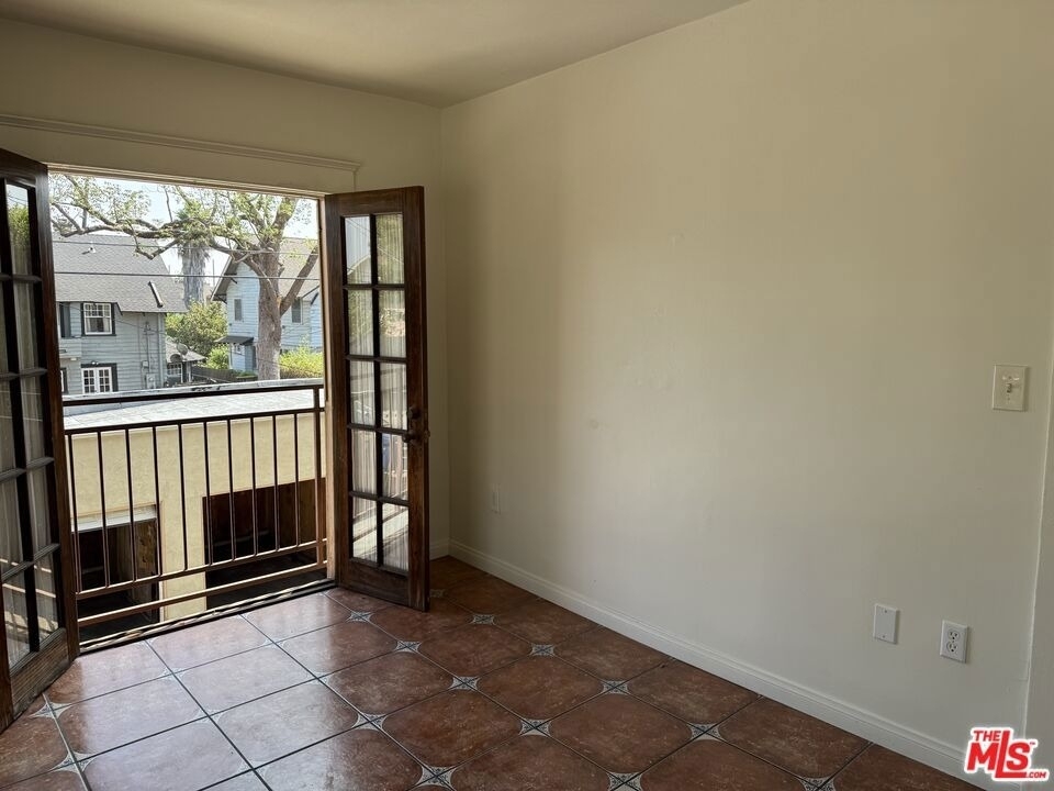 2646 Kenwood Ave - Photo 15