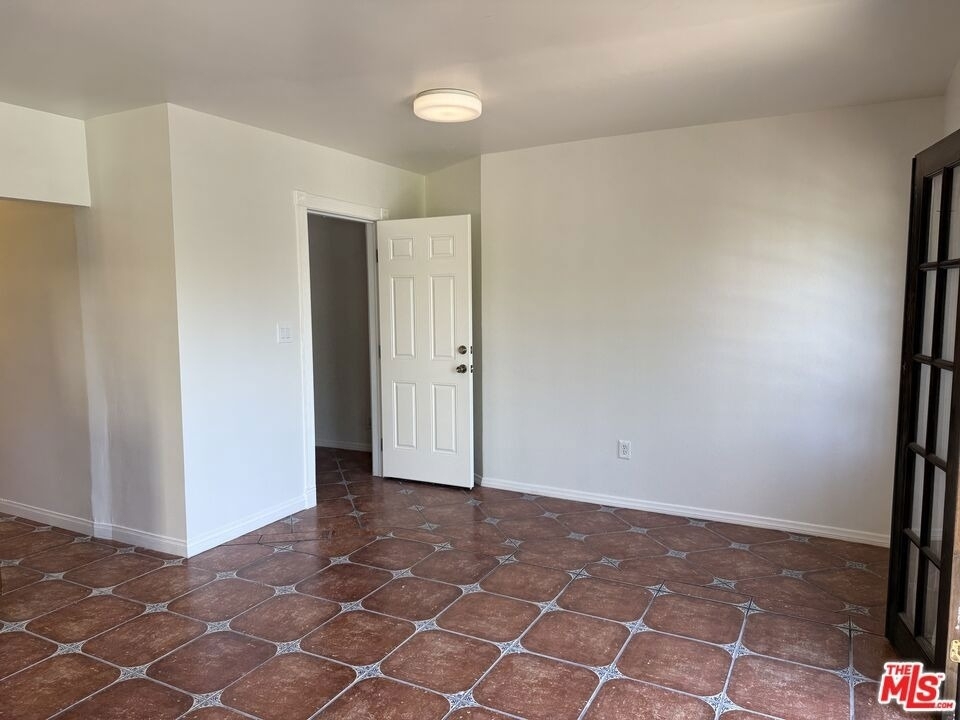 2646 Kenwood Ave - Photo 5