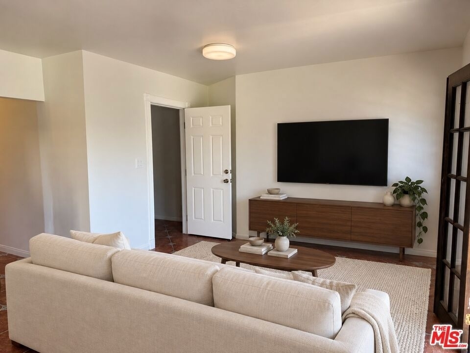 2646 Kenwood Ave - Photo 4