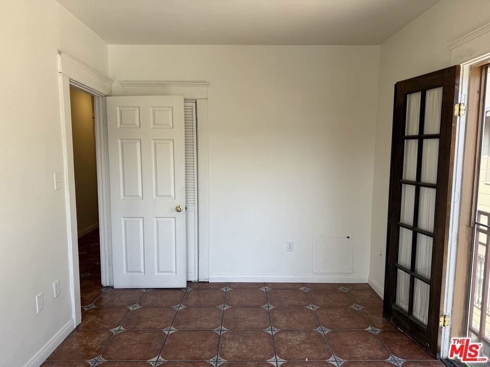 2646 Kenwood Ave - Photo 14