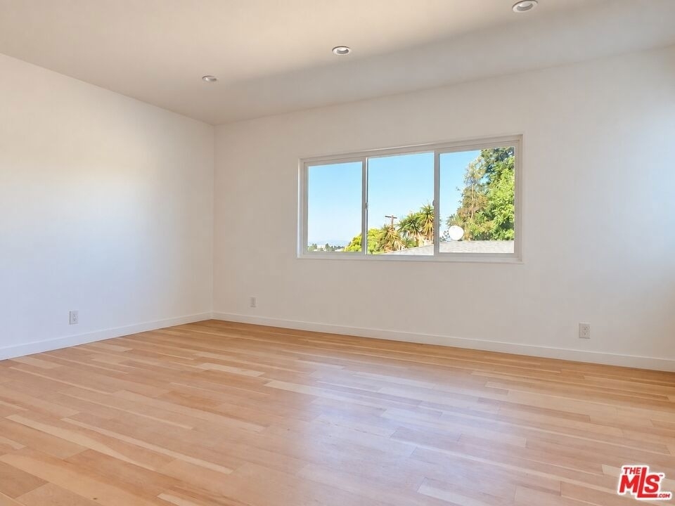 1491 Scott Ave - Photo 3