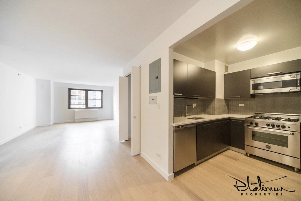 East 39th Street - Photo 0