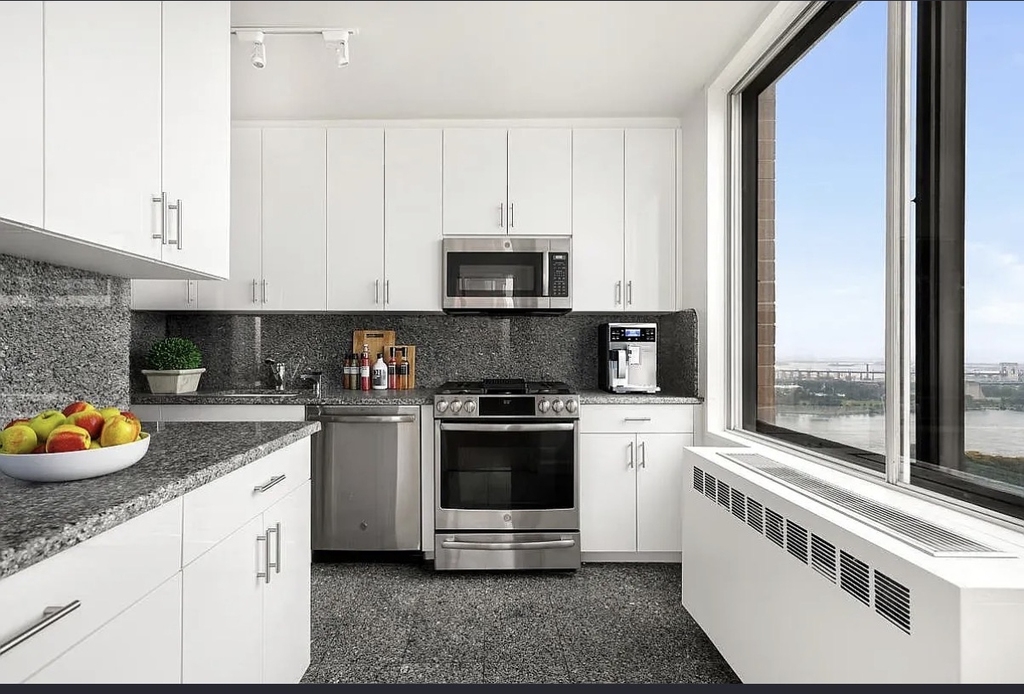 E 92nd St and York avenue  - Photo 1