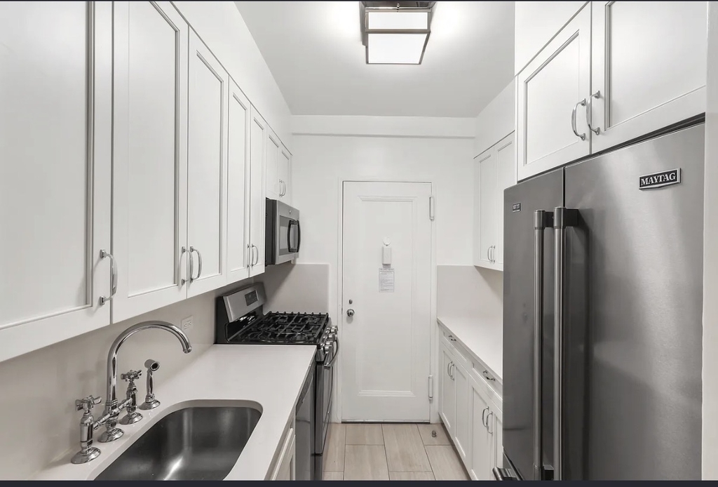 East 76 Street and 5 Ave  - Photo 4