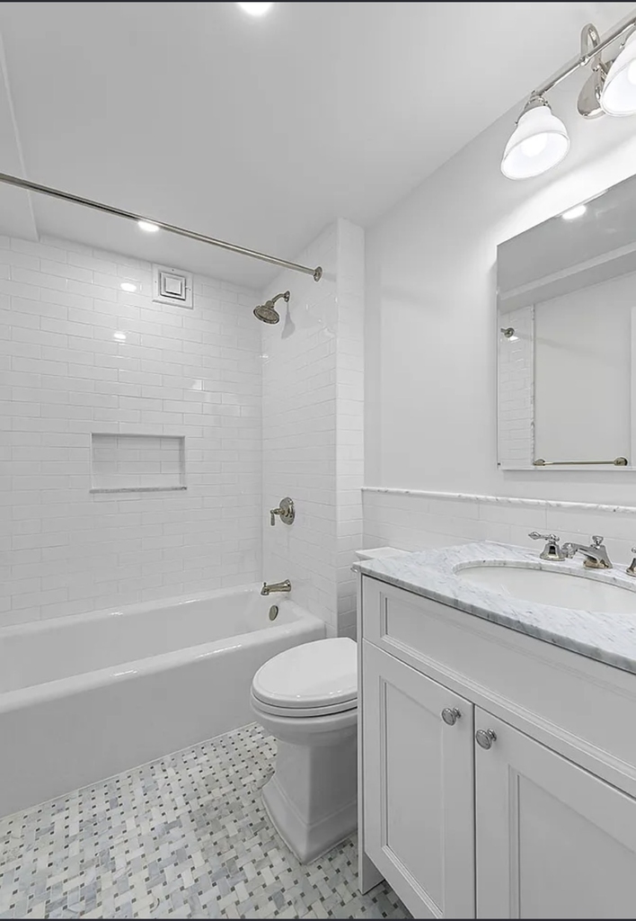East 76 Street and 5 Ave  - Photo 9
