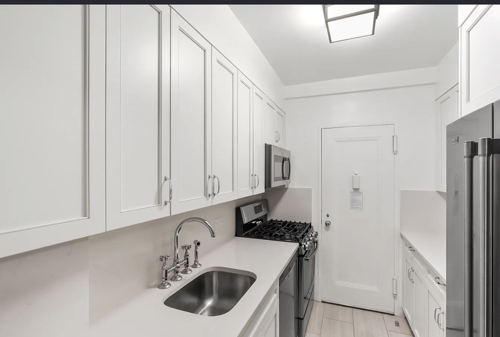 East 76 Street and 5 Ave  - Photo 3