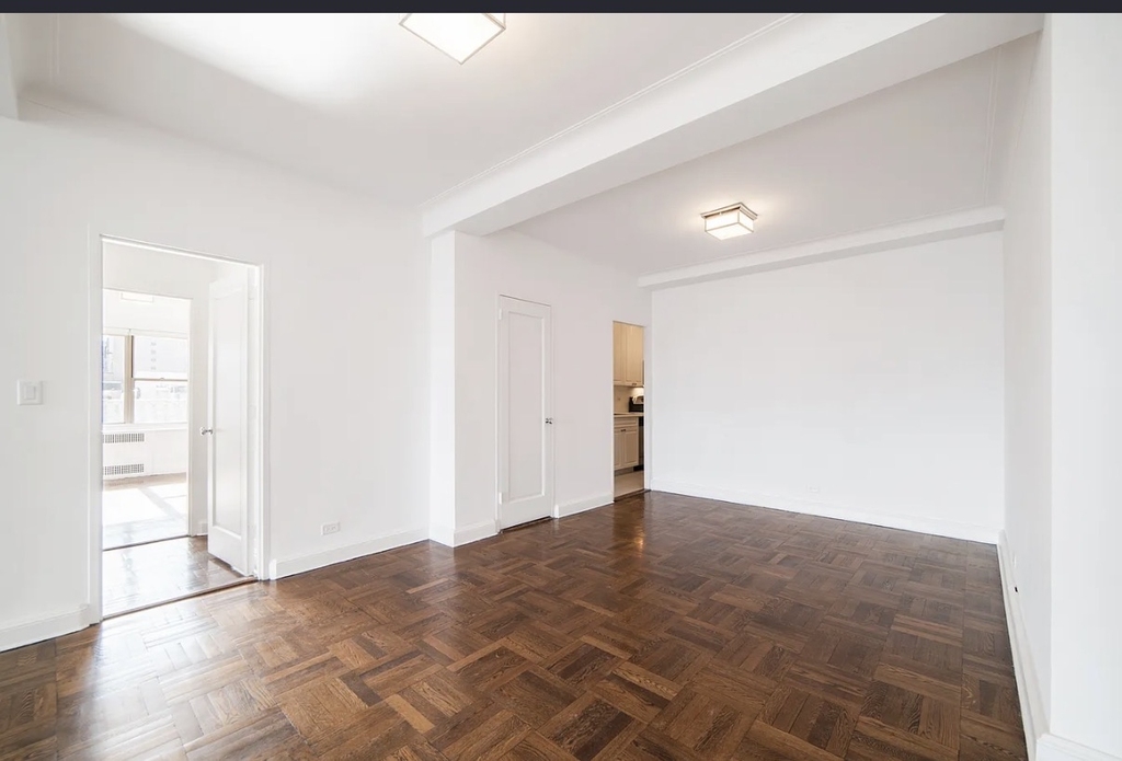 East 76 Street and 5 Ave  - Photo 8