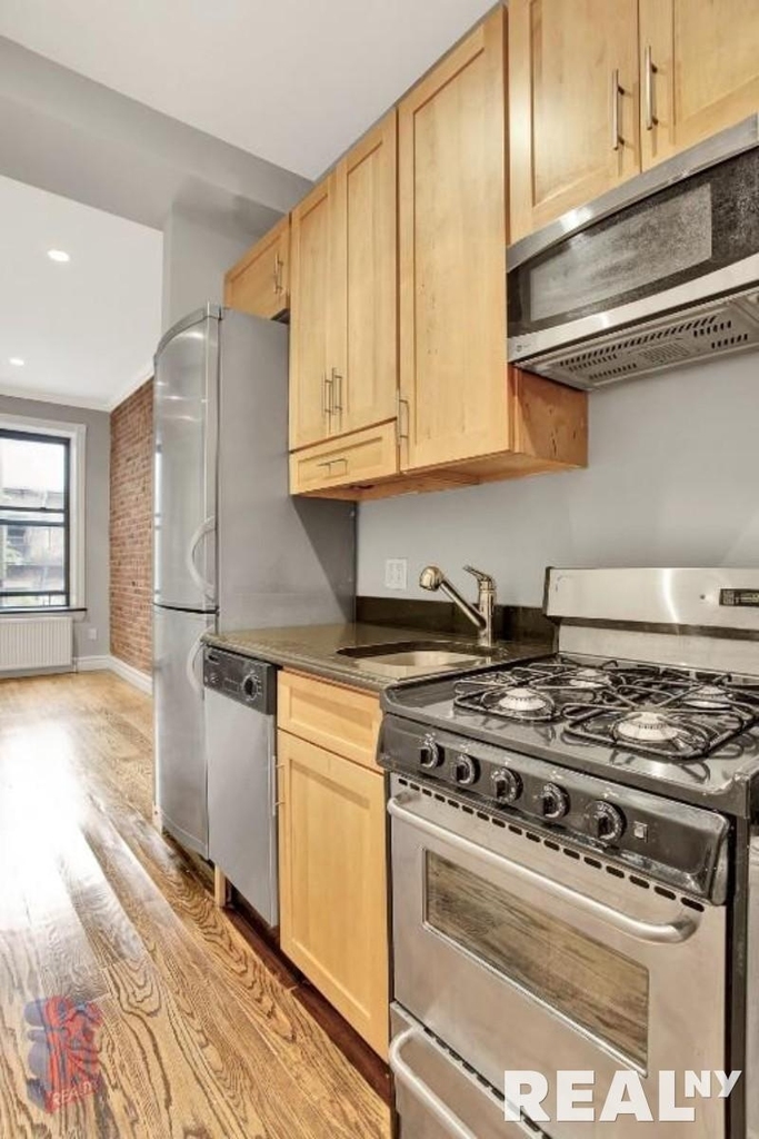 W 50th St - Photo 1