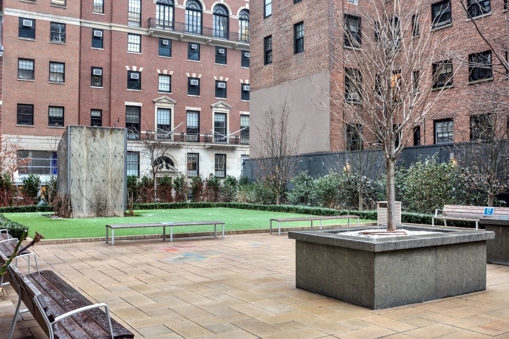 East 70th Street - Photo 18