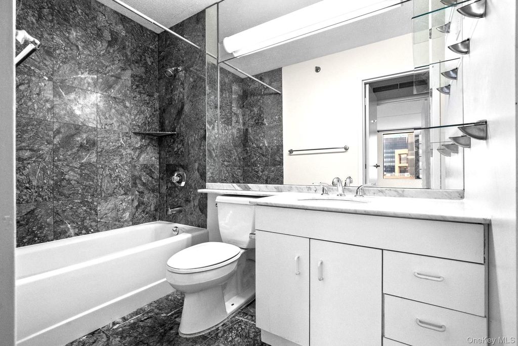 4 Martine Avenue - Photo 7