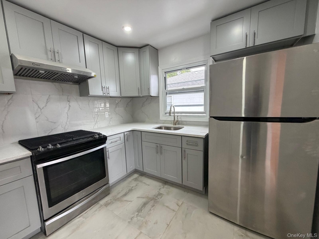 19 Gibson Boulevard - Photo 0