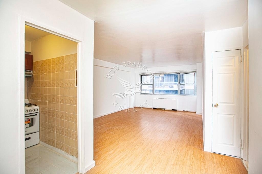 330 E 49th Street - Photo 2