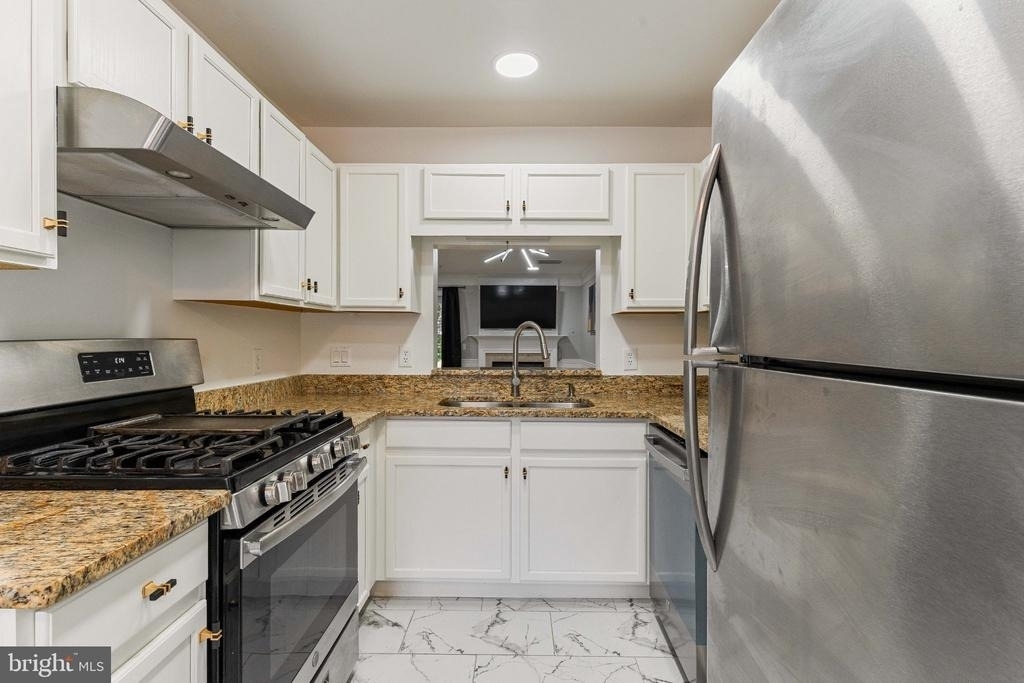 46930 Courtyard Square - Photo 3