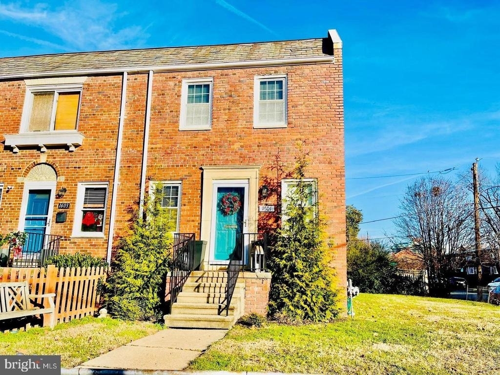 1601 Princess Street - Photo 0