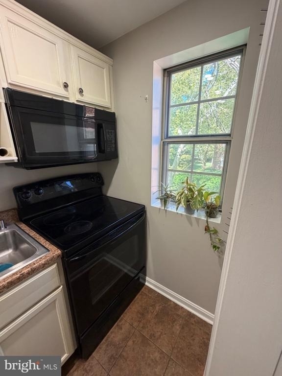 1742 Rhodes Street N - Photo 14