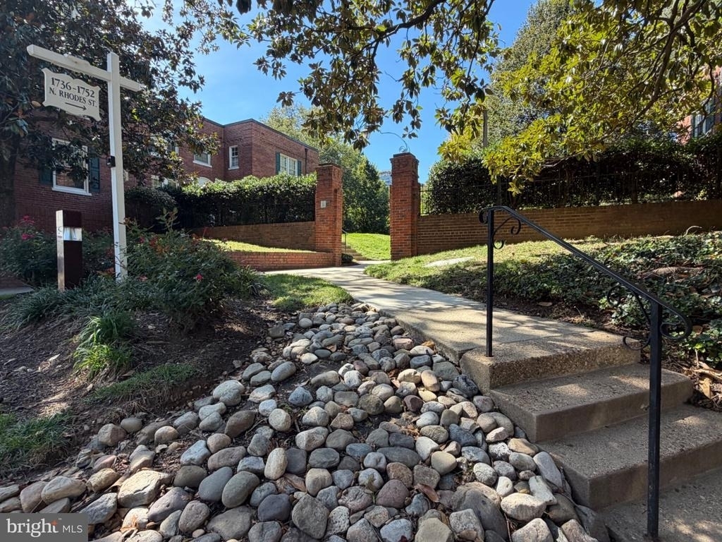 1742 Rhodes Street N - Photo 2