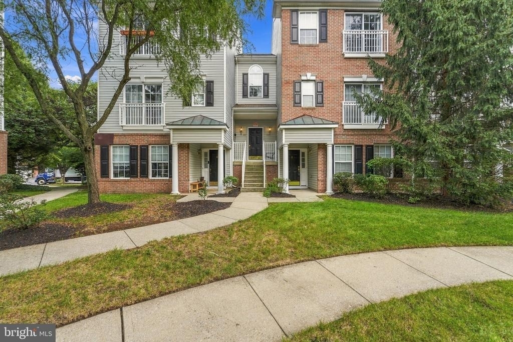 338 Lisa Way - Photo 0