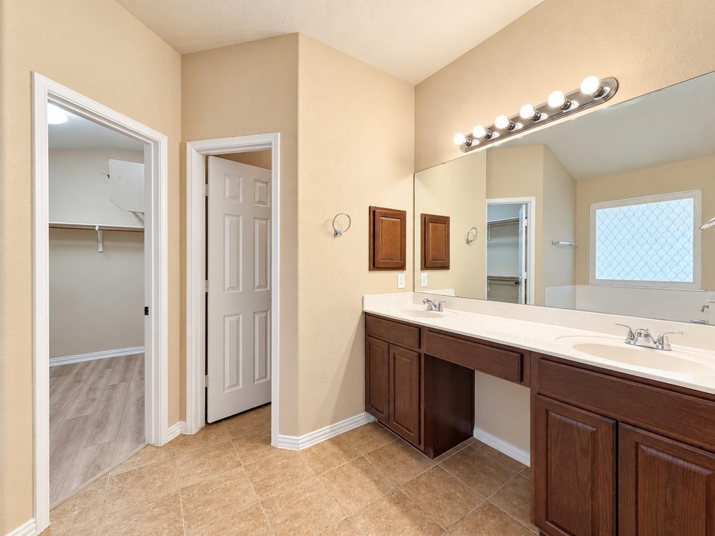 2417 Ericanna Ln - Photo 13