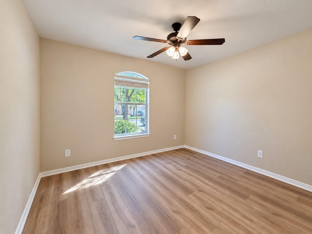 2417 Ericanna Ln - Photo 9
