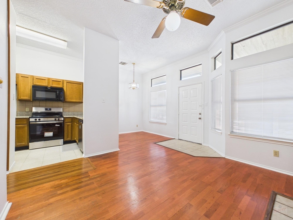 2802 Nueces St - Photo 1