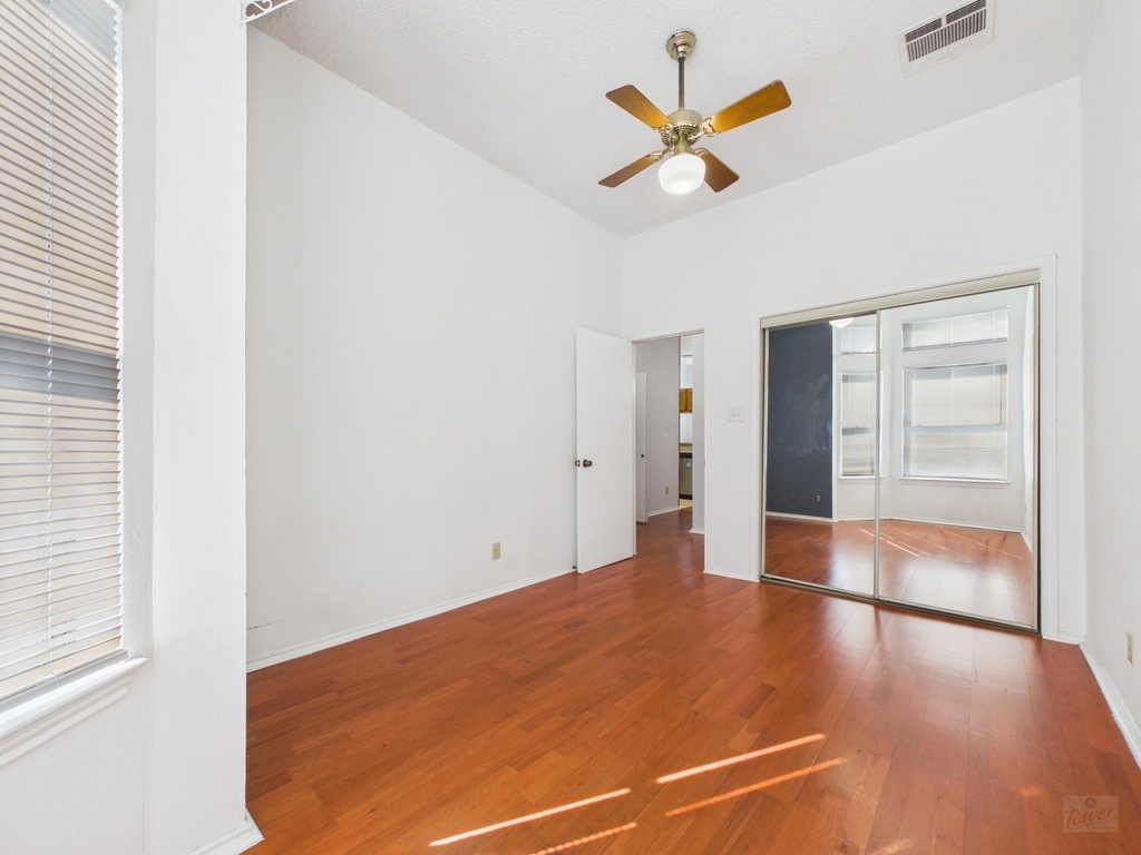 2802 Nueces St - Photo 8
