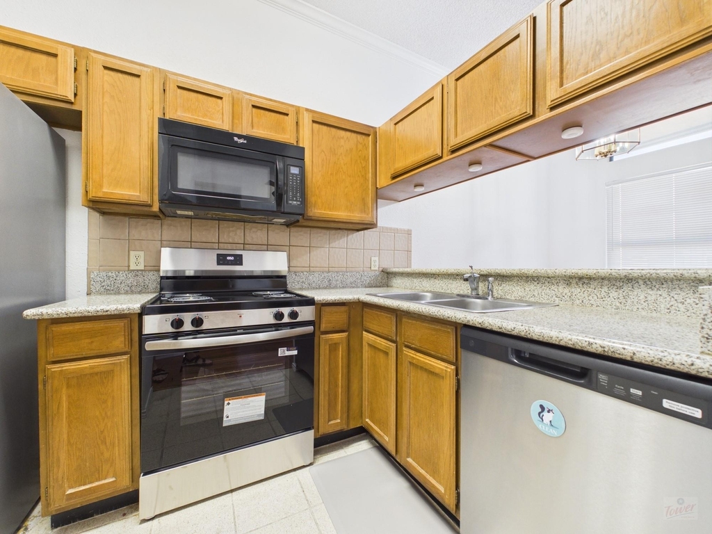 2802 Nueces St - Photo 2