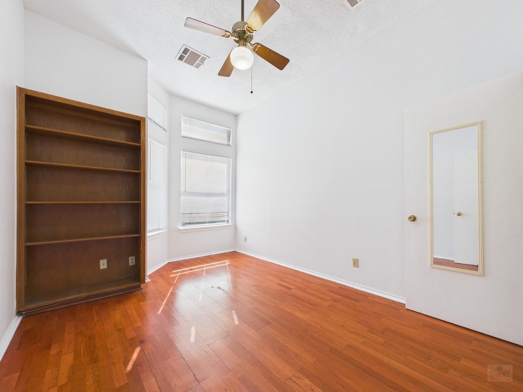 2802 Nueces St - Photo 9