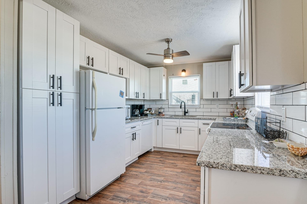 415 Seashell Dr - Photo 5