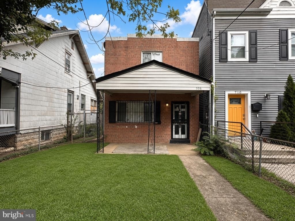 708 Alabama Avenue Se - Photo 1