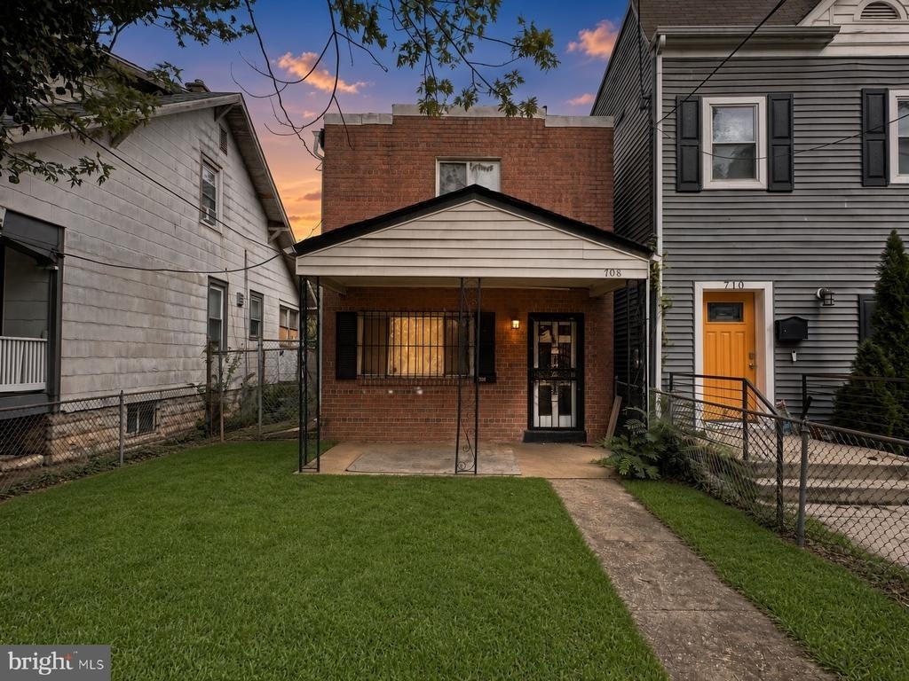 708 Alabama Avenue Se - Photo 0