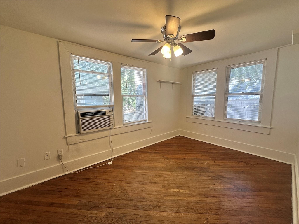 106 W 38th St - Photo 2
