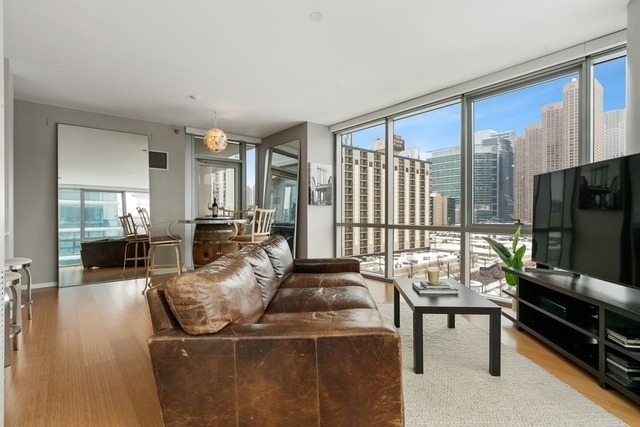 123 S Green Street - Photo 3