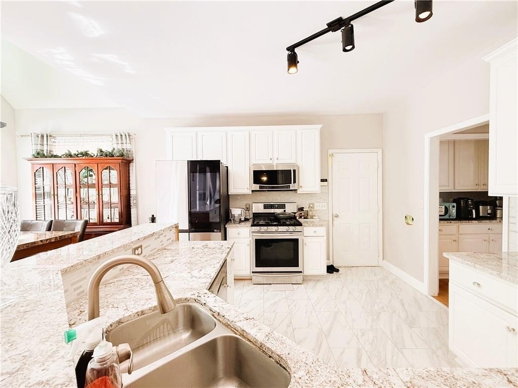 2834 Gavin Place - Photo 2