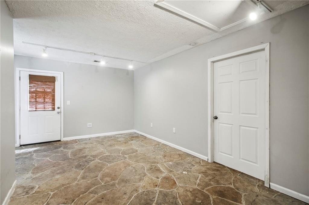 455 Barrington Drive W - Photo 22