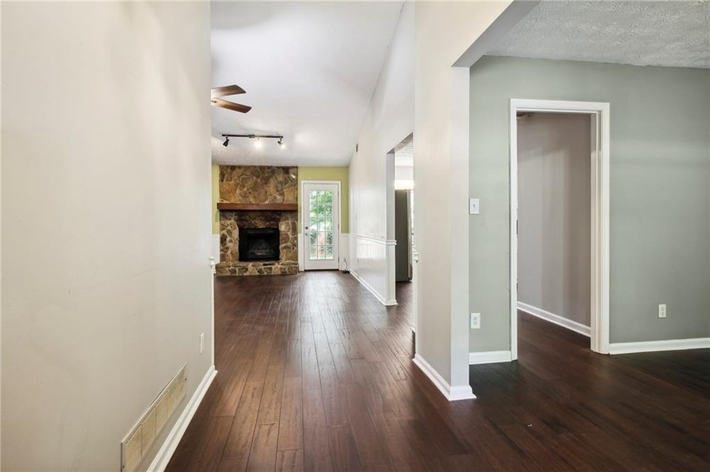 455 Barrington Drive W - Photo 4